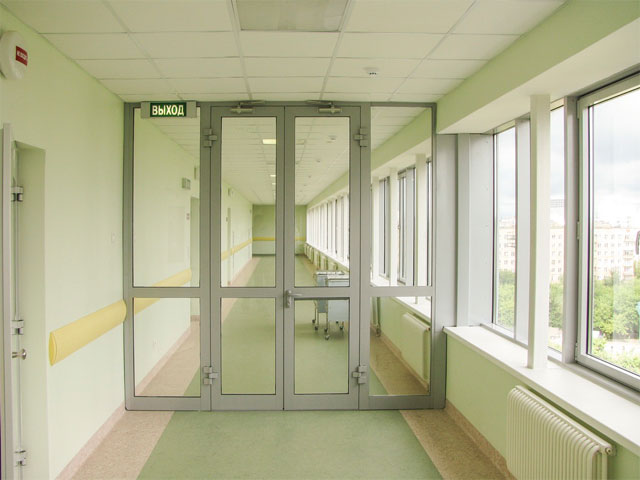 Алюминиевая противопожарная дверь с остеклением