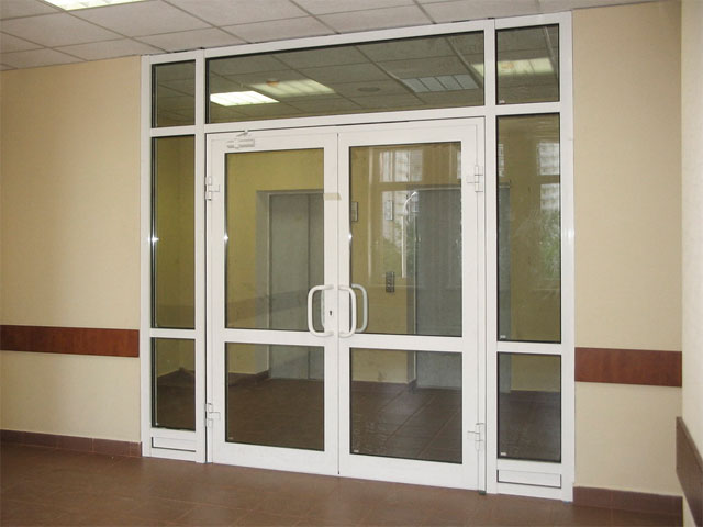 Алюминиевая противопожарная дверь с остеклением